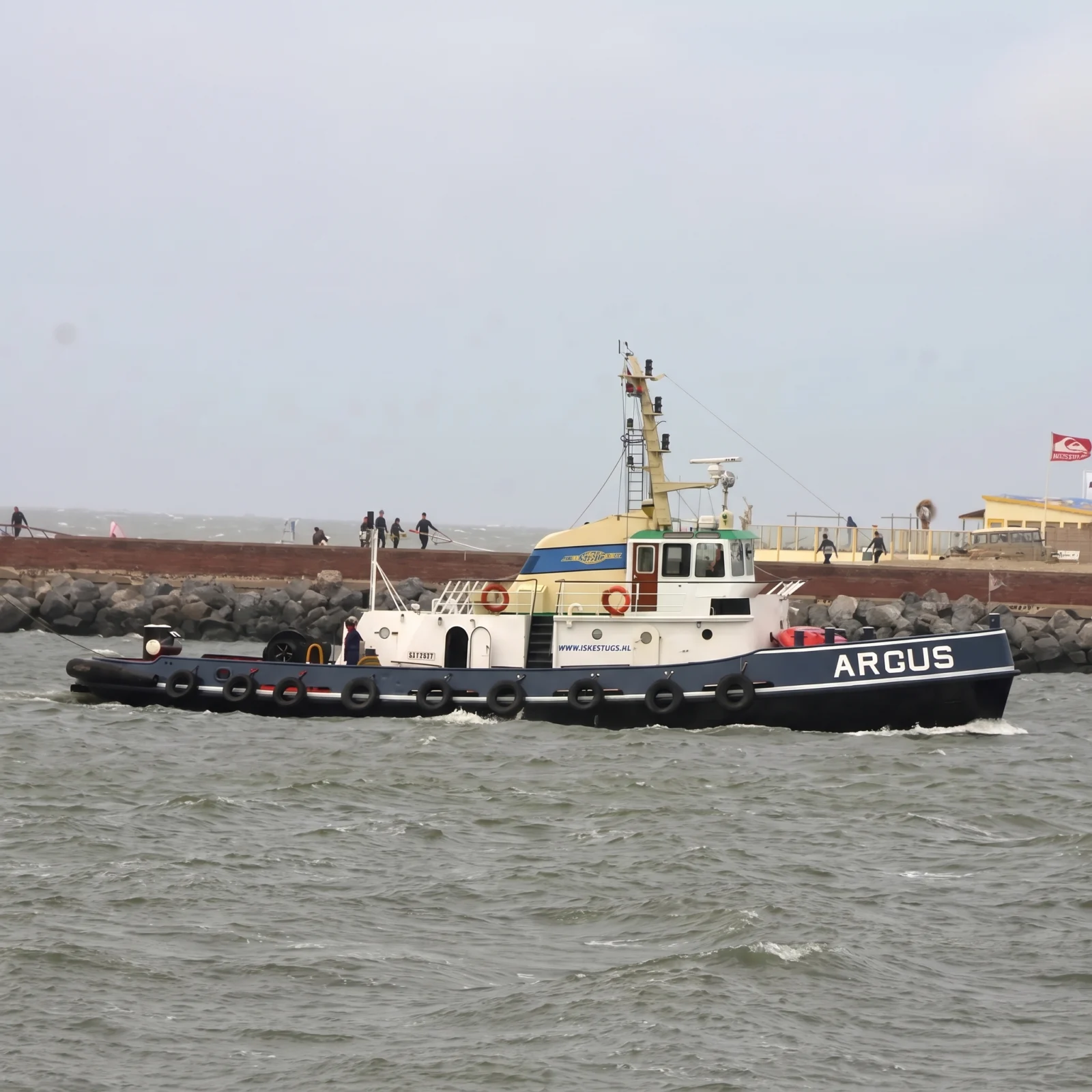Duw-/sleepboot ARGUS op het water