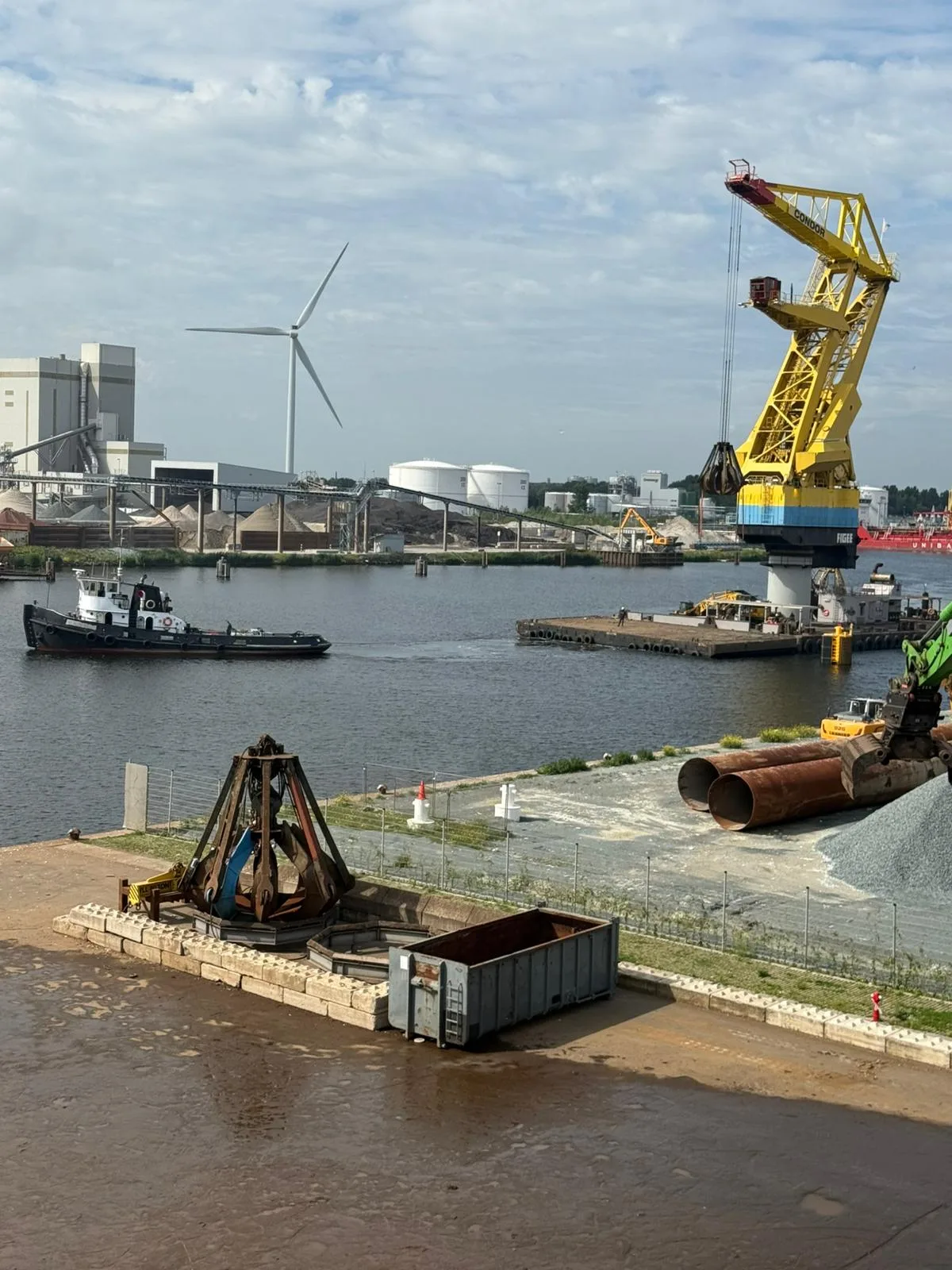 Kraanponton bij baggerwerkzaamheden