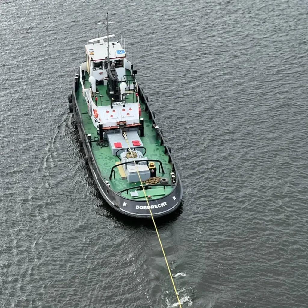 Luchtfoto van een sleepboot aan het werk
