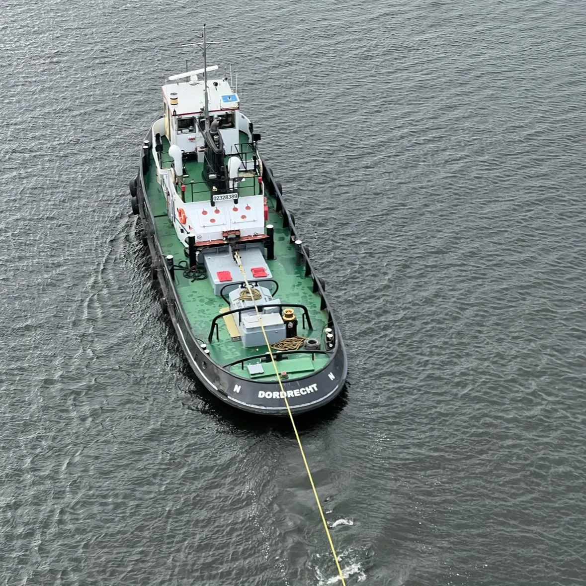 Luchtfoto van een sleepboot aan het werk