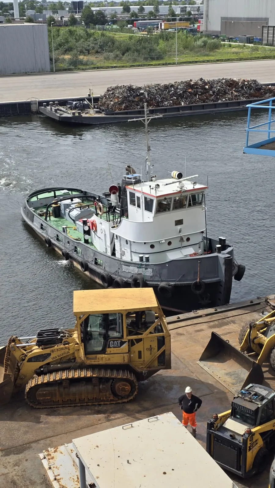 Ponton op sleep aan de kade