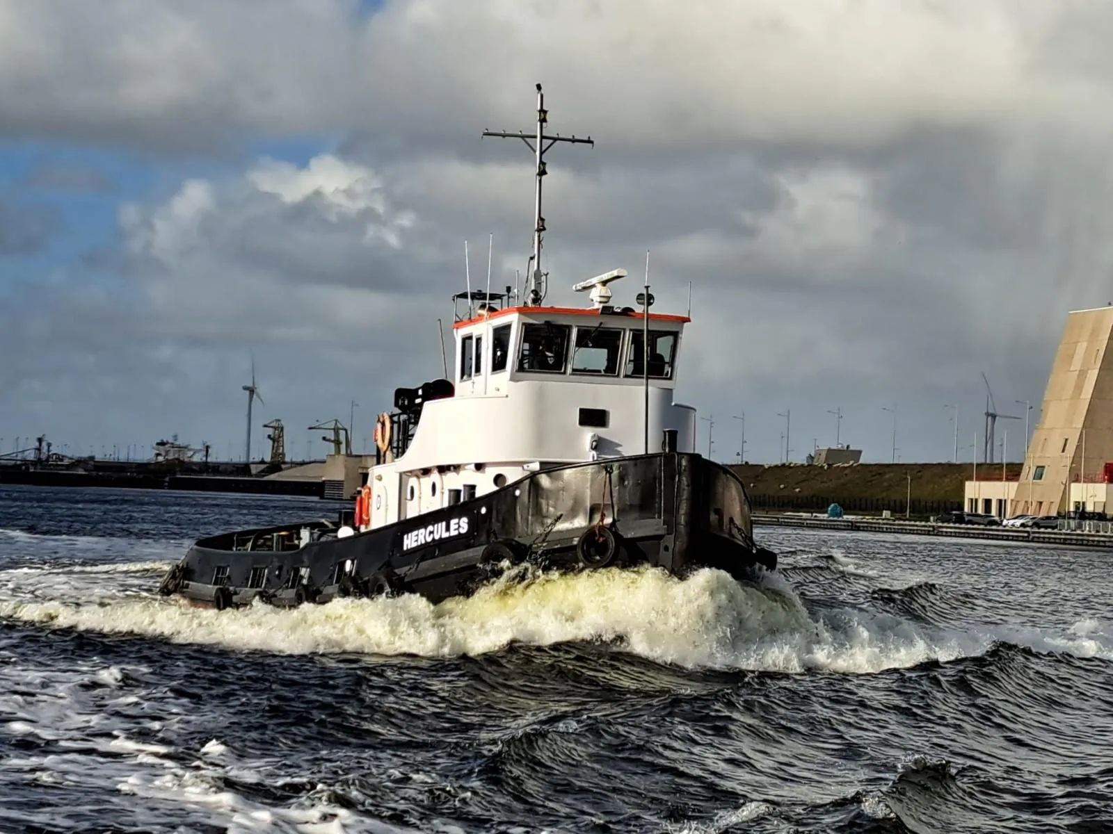 Sleepboot van Hercules Shipping op het Noordzeekanaal