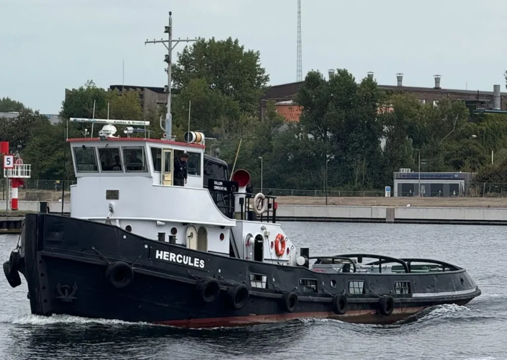 Sleepboot op het kanaal