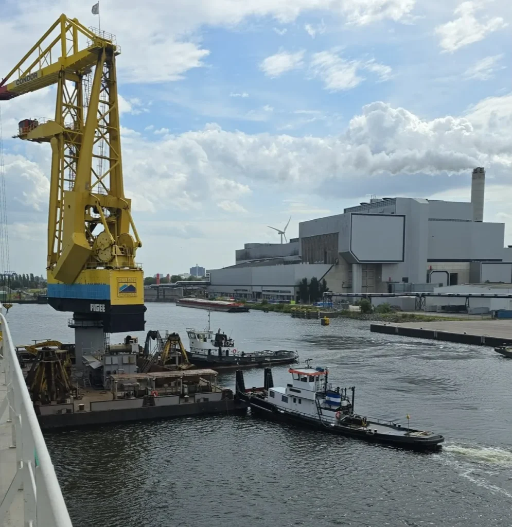Werkschip aan de kade